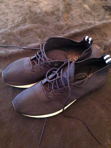 Sportieve damesschoen beschikbaar voor biedingen