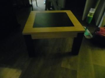 vierkante salon tafel beschikbaar voor biedingen
