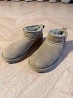 UGG Classic Ultra Mini groen (Dune/Antilope) maat 37, Kleding | Dames, Schoenen, Ophalen of Verzenden, Zo goed als nieuw, Groen