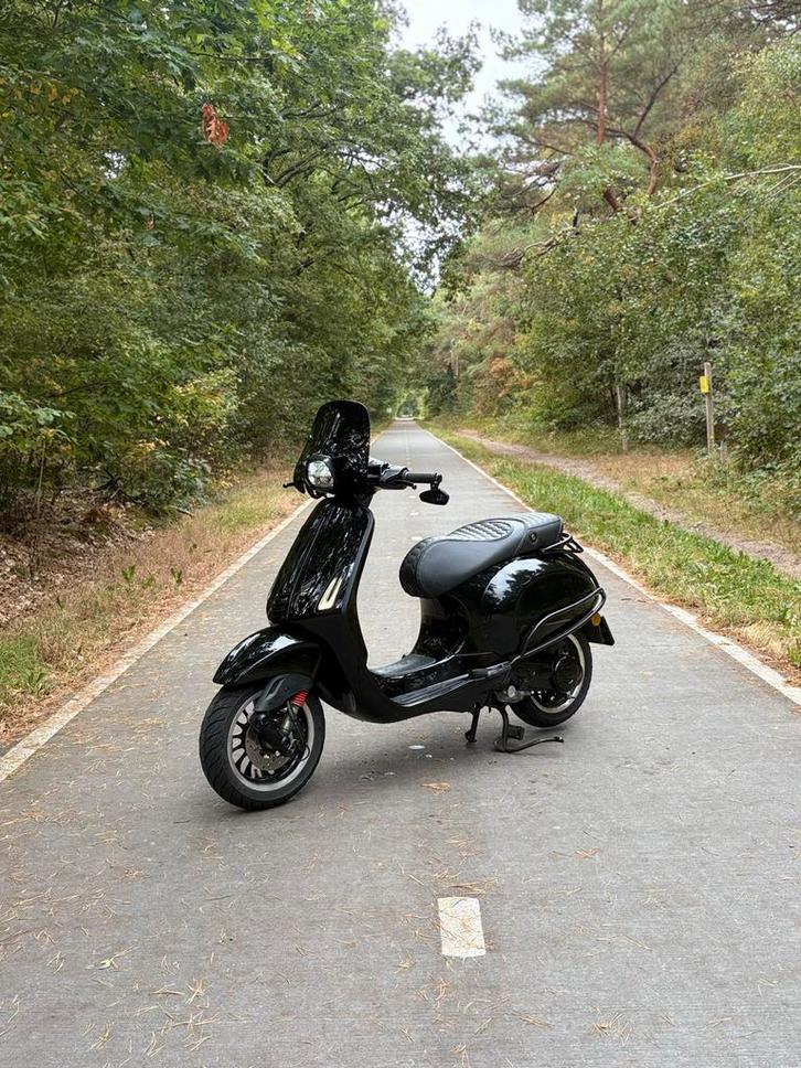 Vespa sprint 80cc black on back, Fietsen en Brommers, Scooters | Piaggio, Zo goed als nieuw, Overige modellen, Benzine, Ophalen
