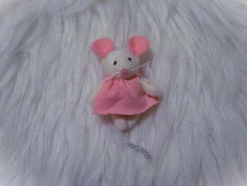 Baby muisje van wolwitte viltwol 6 cm - muizenhuis - blythe beschikbaar voor biedingen
