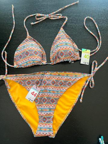 Mooie nieuwe bikini met kaartjes beschikbaar voor biedingen
