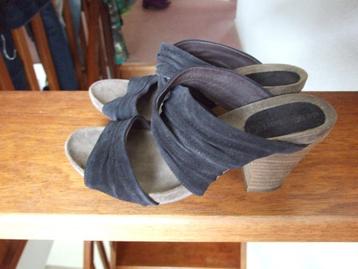 De Bijenkorf nieuwe zwarte suede slippers op hak 39 beschikbaar voor biedingen