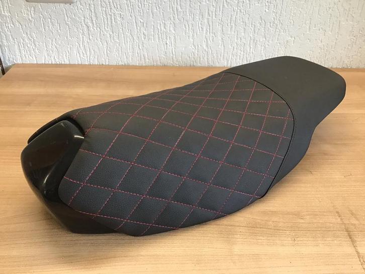 Zadel met maatwerk buddydek voor Peugeot Speedfight 1 en 2, Fietsen en Brommers, Brommeronderdelen | Scooters, Zo goed als nieuw
