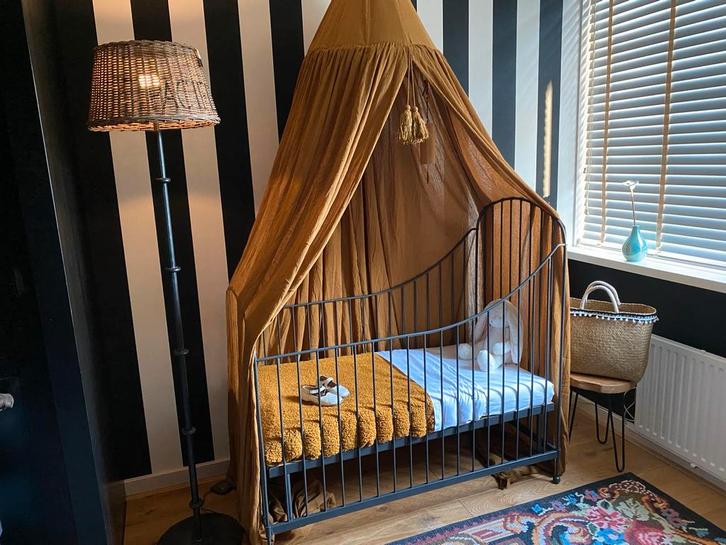 Donkergrijs Spijlen Ledikant + Matras, Kinderen en Baby's, Babywiegjes en Ledikanten, Zo goed als nieuw, Ledikant, Ophalen