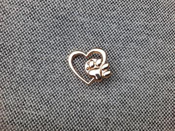 1 mooie goudkleurige hartje met een hondenpoot pin te koop beschikbaar voor biedingen
