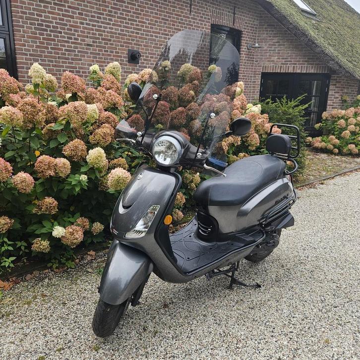 Sym Fiddle II - Bouwjaar 2023, Fietsen en Brommers, Scooters | Yamaha, Zo goed als nieuw, Overige modellen, Maximaal 25 km/u, Benzine