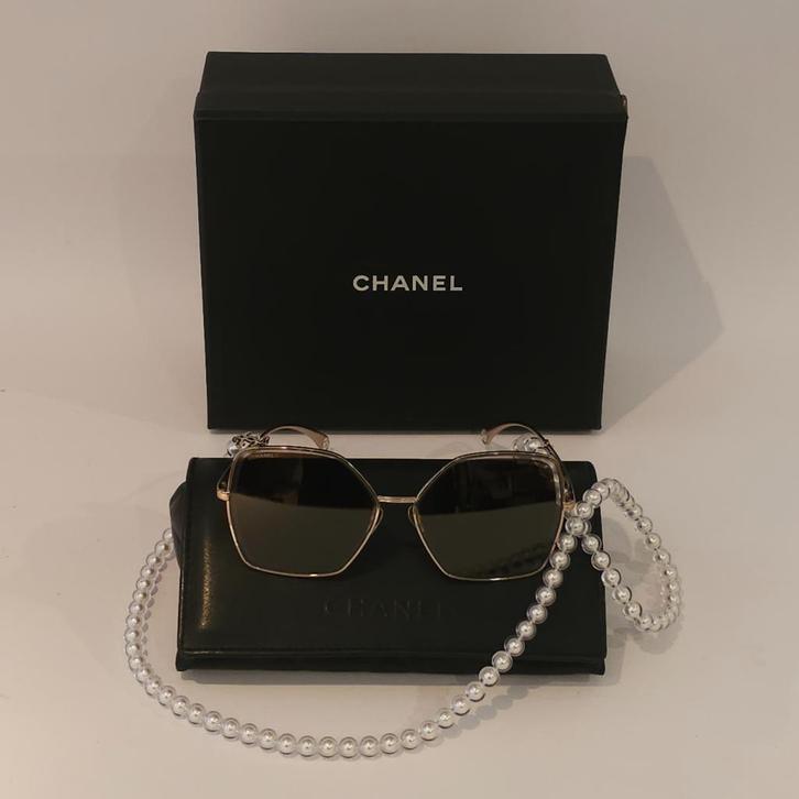 CHANEL Butterfly Pearl Chain Zonnebril 4262, Sieraden, Tassen en Uiterlijk, Zonnebrillen en Brillen | Dames, Gebruikt