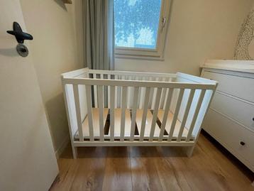Ledikant incl matras (en uitwasbare hoes) beschikbaar voor biedingen