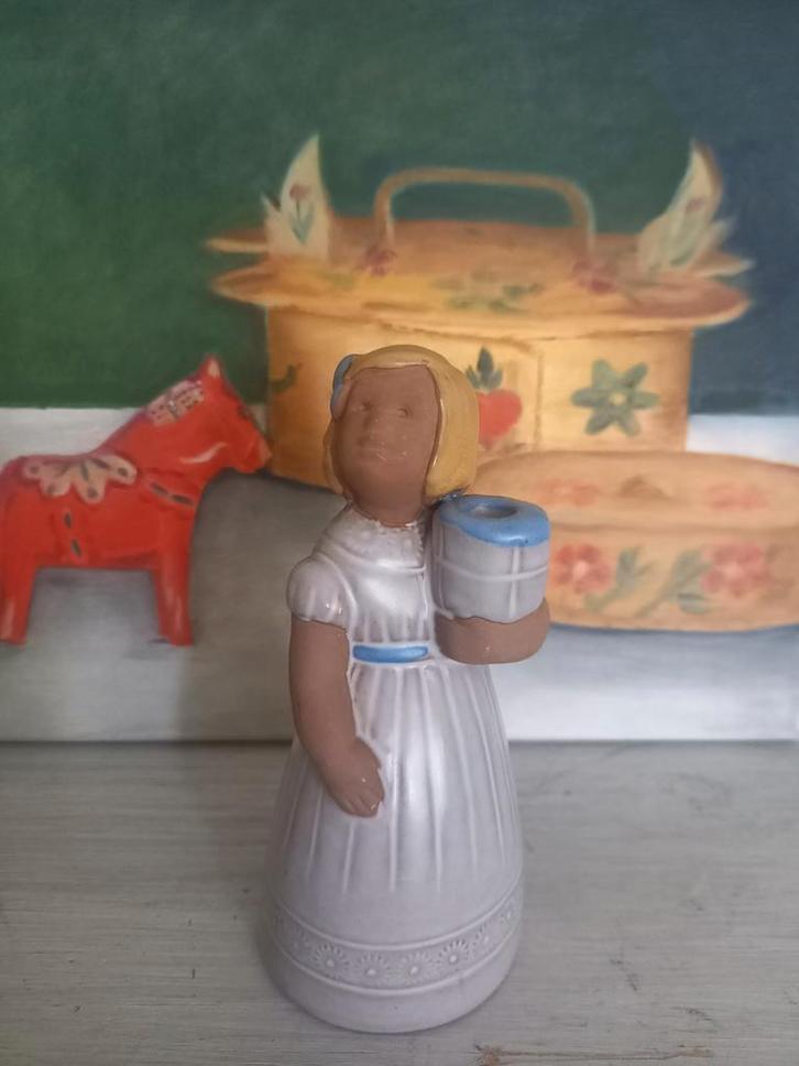 Keramiek beeldje van meisje met kaarsenhouder Jie Gantofta, Antiek en Kunst, Curiosa en Brocante, Ophalen of Verzenden