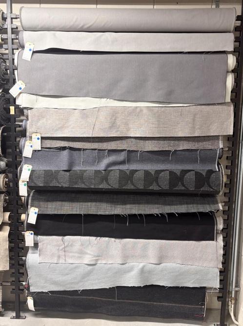 Partij meubelstoffen grijs en zwart +/- 80 meter rek 1, Hobby en Vrije tijd, Stoffen en Lappen, Nieuw, Polyester, 120 cm of meer