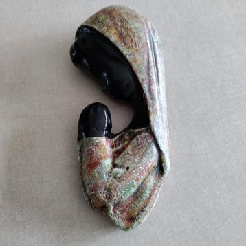 BEELDJE,maagd Maria,biddend,wand,glinsterend gewaad,vrouw beschikbaar voor biedingen