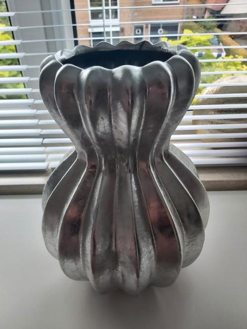 Mooie,grote,zilverkleurige vaas, Huis en Inrichting, Woonaccessoires | Vazen, Gebruikt, Overige kleuren, Minder dan 50 cm, Kunststof