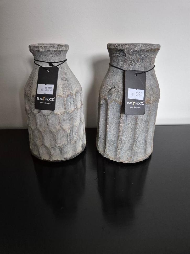 Nieuwe set van 2 Bruynxz betongrijze vaasjes, Huis en Inrichting, Woonaccessoires | Vazen, Nieuw, Overige kleuren, Minder dan 50 cm