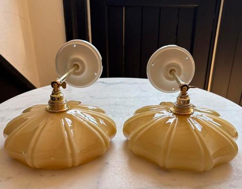 Set 2 vintage wandlampen melkglas geel glas glazen lamp kap, Huis en Inrichting, Lampen | Wandlampen, Zo goed als nieuw, Glas