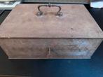 Oude metalen kist met sleutel, Ophalen of Verzenden