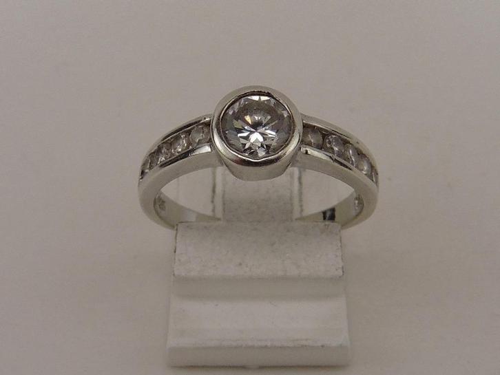 Zilveren damesring met zirkonia                         Z137, Sieraden, Tassen en Uiterlijk, Ringen, Gebruikt, Dame, 17 tot 18