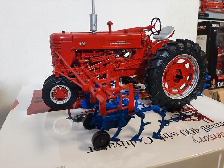 International Farmall 400 with cultivator. 1:16 Ertl., Hobby en Vrije tijd, Modelauto's | 1:32, Nieuw, Tractor of Landbouw, ERTL