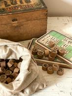 Brocante oud LOTO kistje gevuld met bingo steentjes, Antiek en Kunst, Verzenden