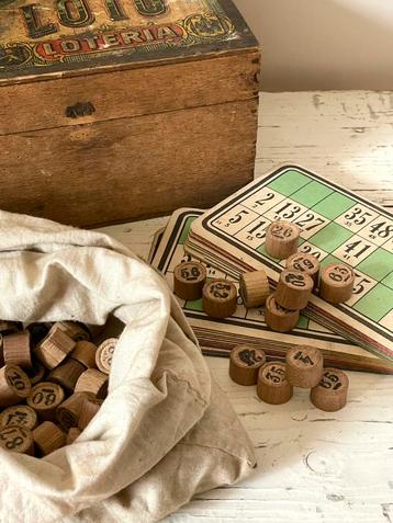 Brocante oud LOTO kistje gevuld met bingo steentjes beschikbaar voor biedingen