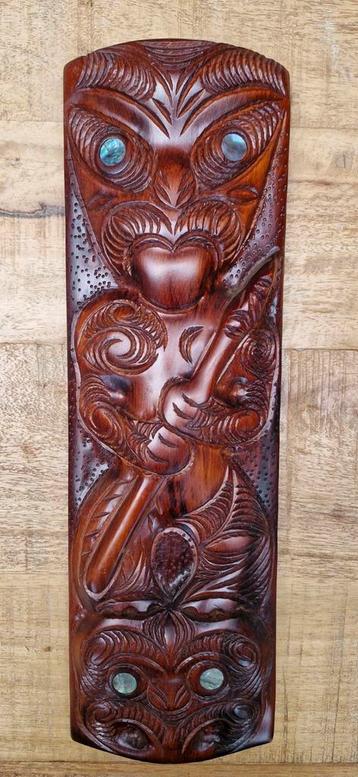 Maori houtsnijwerk Rotorua Nieuw-Zeeland Mataï hout met Paua beschikbaar voor biedingen