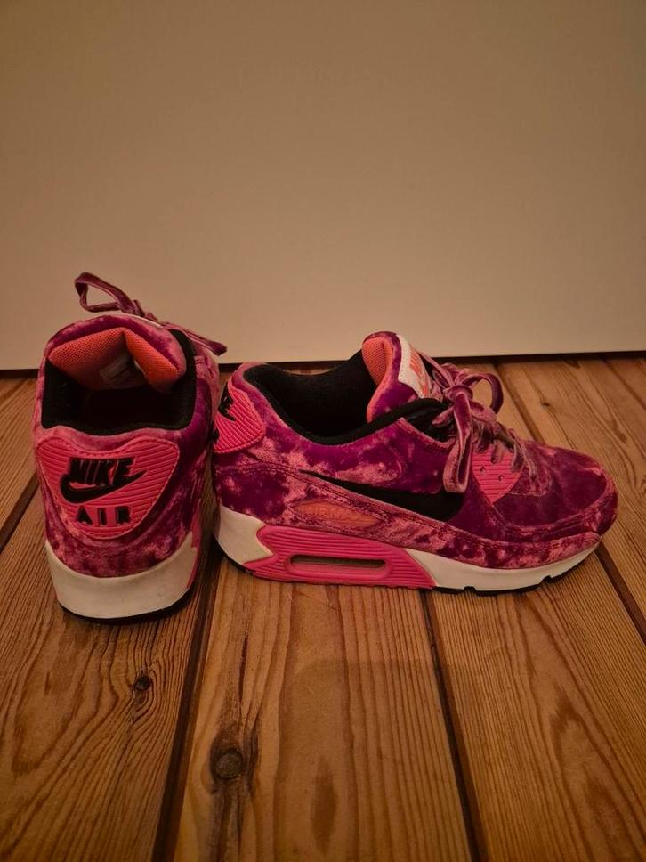 Nike Air Max 90 Red Velvet 35,5 Limited Edition, Kleding | Dames, Schoenen, Zo goed als nieuw, Sneakers of Gympen, Rood, Ophalen of Verzenden