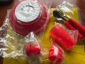 Alzheimer servies+bestekset / rood beschikbaar voor biedingen