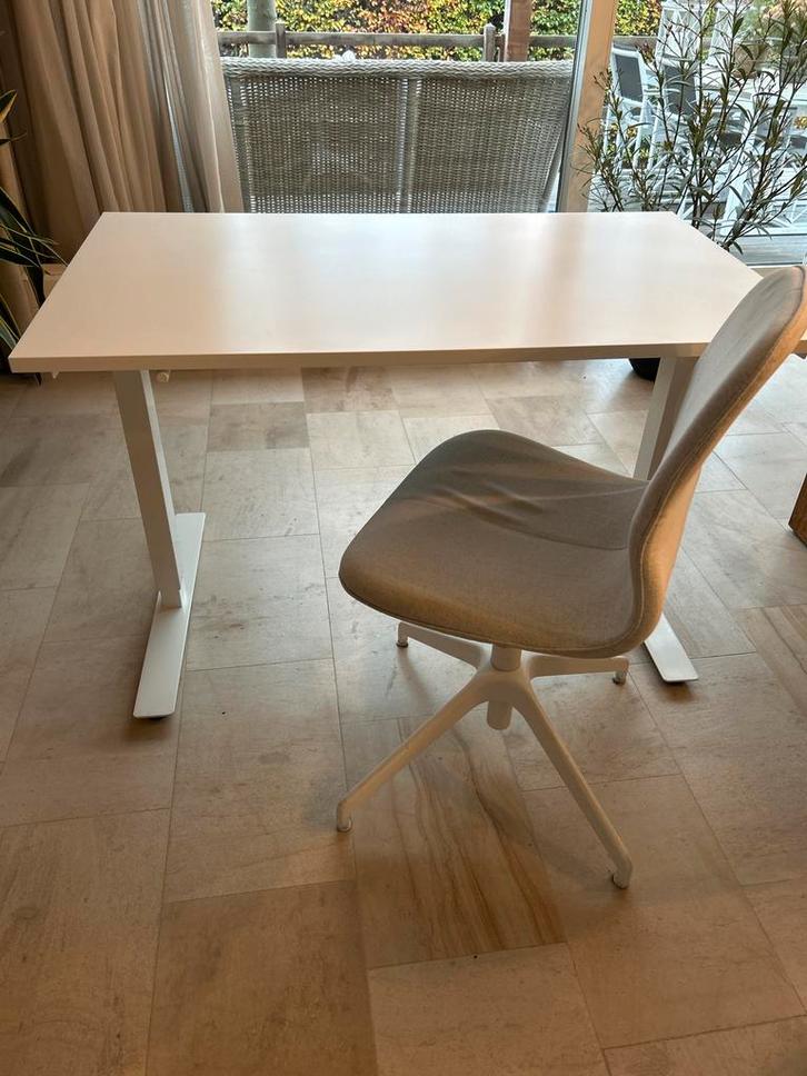 IKEA Zit-Sta Bureau + Burostoel, Huis en Inrichting, Bureaus, Zo goed als nieuw, Stabureau, In hoogte verstelbaar, Ophalen