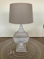 Lamp met wit houten voet en beige kap - Lifestyle, Ophalen of Verzenden, Gebruikt, Hout, 50 tot 75 cm