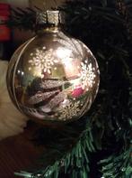 B131 oude kerstbal zilver met witte sneeuwvlokken, 9 cm, Ophalen of Verzenden, Gebruikt