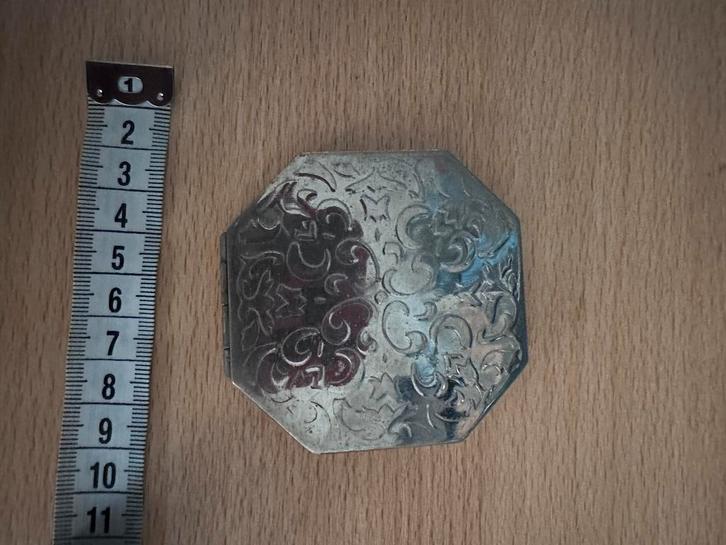 Verzilverde Antieke Poederdoos met Bloemmotief Achthoekig, Antiek en Kunst, Antiek | Woonaccessoires, Ophalen of Verzenden