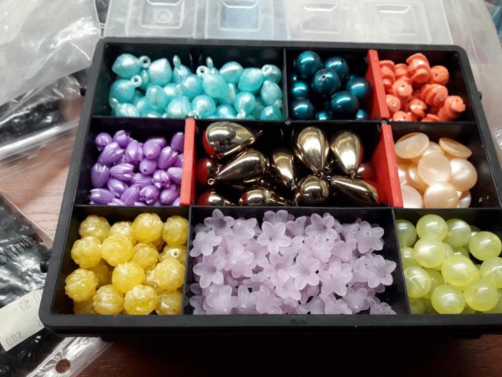 32 Soorten kralen in vier sorteerbakjes, Hobby en Vrije tijd, Kralen en Sieraden maken, Nieuw, Kraal, Ophalen of Verzenden