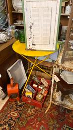 Ijzeren gele tafeltje., Antiek en Kunst, Curiosa en Brocante, Ophalen