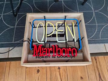 Marlboro neon lichtreclame lichtbak jaren '80 beschikbaar voor biedingen
