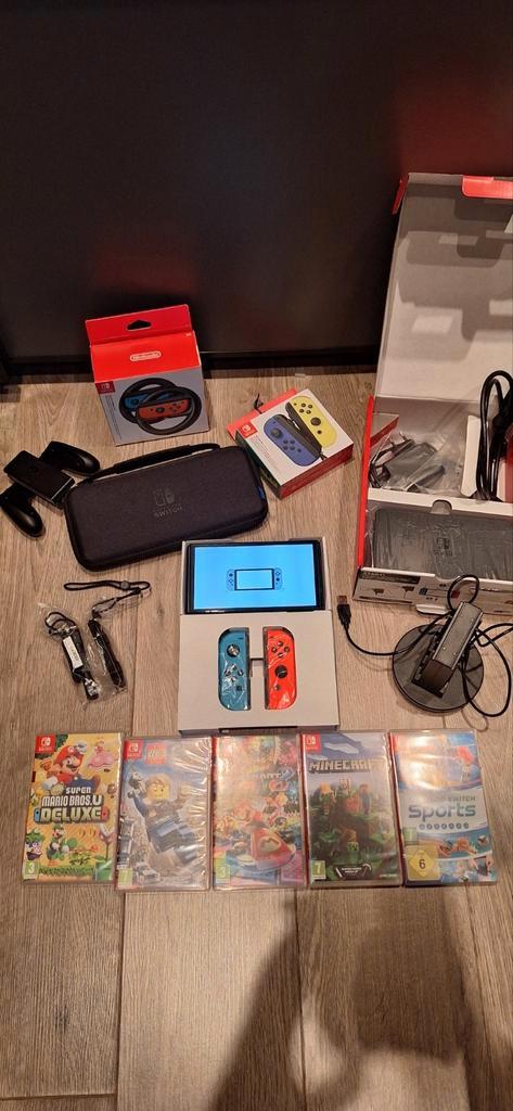 Nintendo Switch OLED met veel accessoires en 5 games, Spelcomputers en Games, Spelcomputers | Nintendo Switch, Zo goed als nieuw