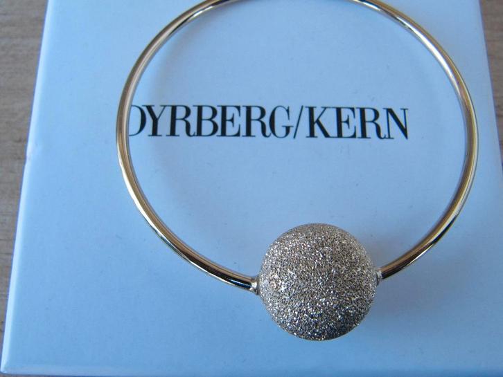 NIEUW Dyrberg/Kern armband model Balli goudkleurige ruwe bol, Sieraden, Tassen en Uiterlijk, Armbanden, Nieuw, Overige materialen