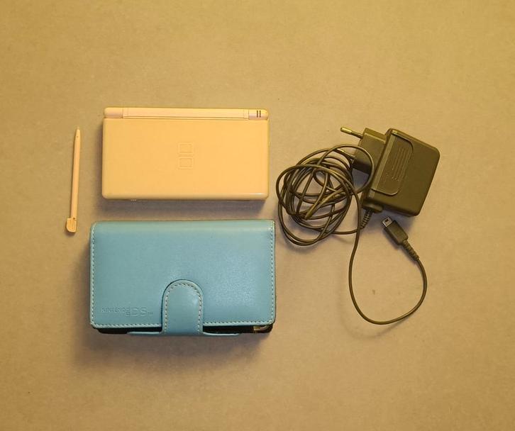 Nintendo DS Lite Lichtroze - Compleet met Hoes!, Spelcomputers en Games, Spelcomputers | Nintendo DS, Zo goed als nieuw, DS Lite