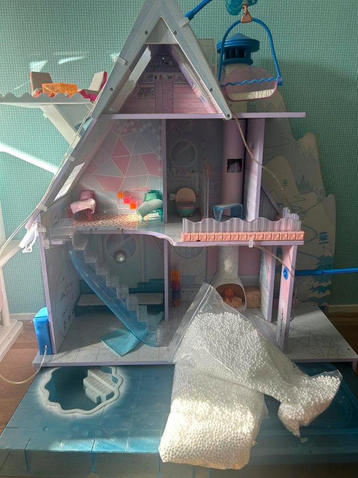 LOL winterhuis, Kinderen en Baby's, Speelgoed | Poppenhuizen, Zo goed als nieuw, Poppenhuis, Ophalen