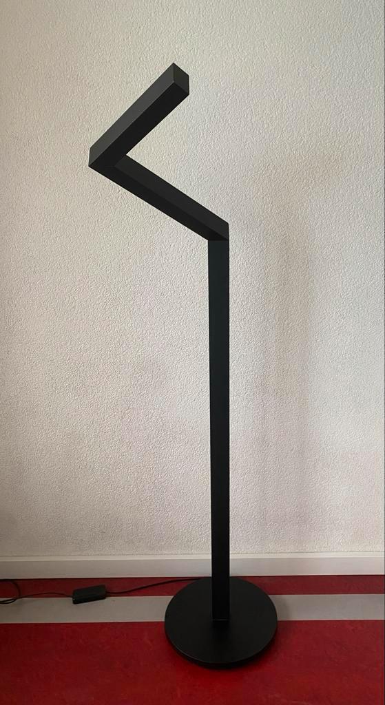 Philips Lirio Nick - Knack, zwarte vloerlamp, Huis en Inrichting, Lampen | Vloerlampen, Zo goed als nieuw, 150 tot 200 cm, Metaal
