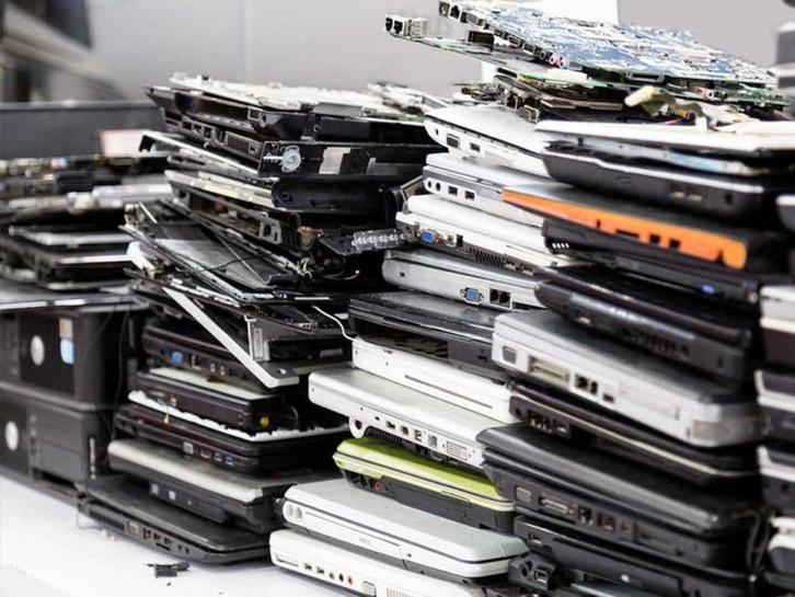 oude pc,s of laptops tegen kleine vergoeding ophalen, Computers en Software, Windows Laptops, Niet werkend, 15 inch, Onbekend