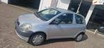 Toyota Yaris 1.0-16V VVT-i YORIN nieuwe apk lage kms, Voorwielaandrijving, Gebruikt, 4 cilinders, 400 kg