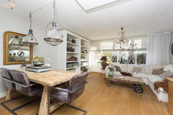 Grote open witte kast met vakken beschikbaar voor biedingen