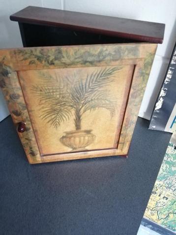 UNIEK HOUTEN VINTAGE SLEUTEL KASTJE MOOIE STAAT 34X29x8 cm beschikbaar voor biedingen