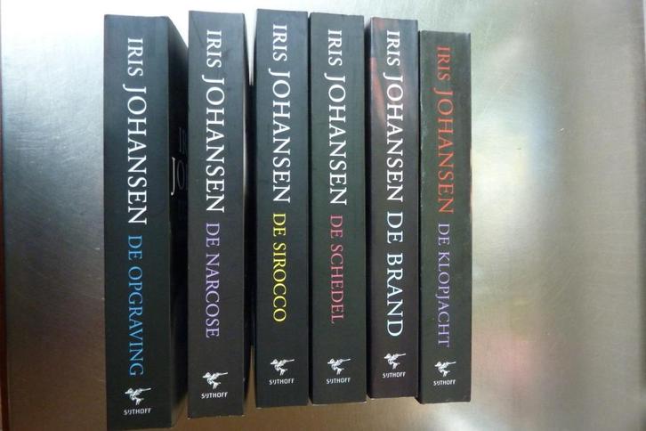 6x Iris Johansen, Opgraving/Narcose/Sirocco/Schedel/Brand, Boeken, Thrillers, Zo goed als nieuw, Ophalen of Verzenden