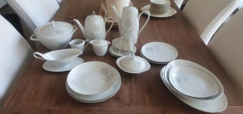 TE KOOP KOFFIE EN EETSERVIES, Antiek en Kunst, Antiek | Servies compleet, Ophalen