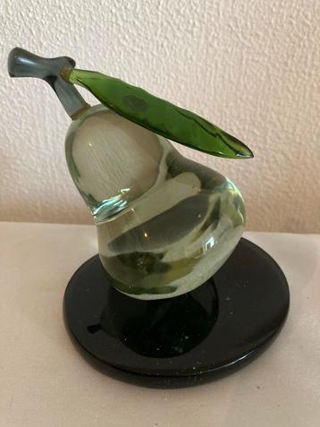 Glazen Peer Sculptuur op Zwarte Sokkel - 9cm beschikbaar voor biedingen