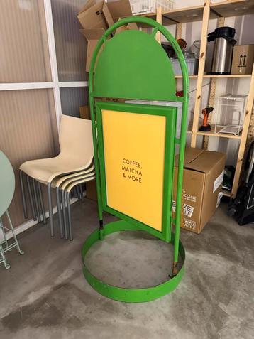 Groen Stoepbord beschikbaar voor biedingen