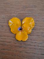 Vintage emaille op koper geel viooltje broche. Jaren 50., Geel, Minder dan 4 cm, Ophalen of Verzenden, Koper