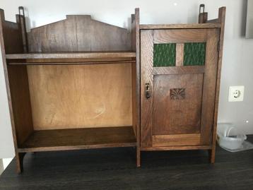 Mooi antiek Keukenkastje met houten roede en groene glaasjes beschikbaar voor biedingen