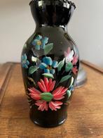 vintage klein glazen? vaasje zwart met beschilderde bloemen, Huis en Inrichting, Woonaccessoires | Vazen, Verzenden